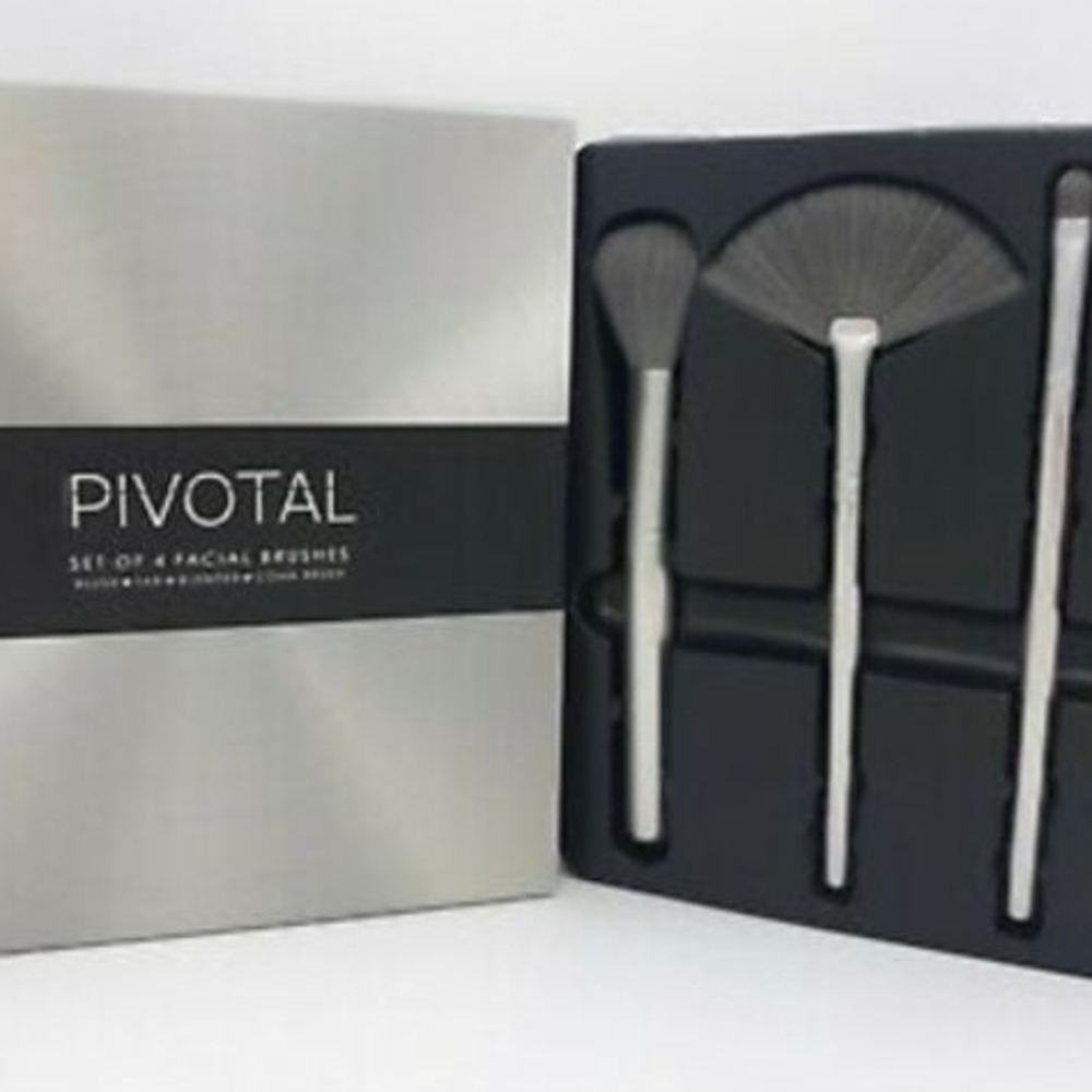 Pivotal Facial Brush Set